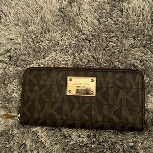 Michael Kors wallet, good condition, used 💕 taking offers💕